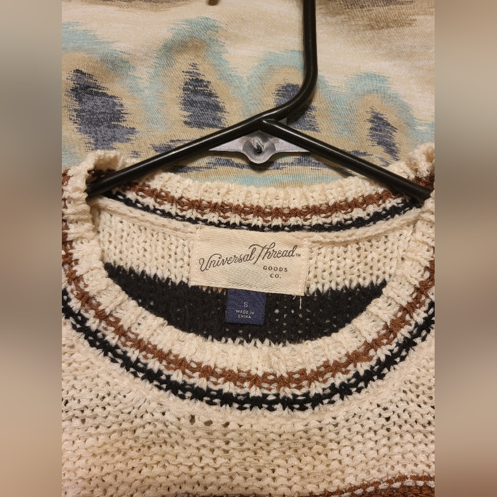Universal thread sleeveless sweater - Picture 2 of 2